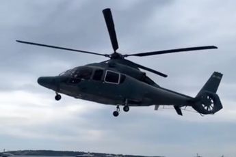 Wieken van helikopter lijken stil te staan tijdens het vliegen