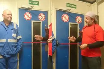 Briljante grap zorgt ervoor dat een collega er met boter en suiker in gaat