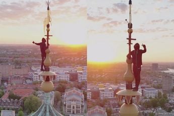 Er gaat niks boven Groningen: man klimt op de Martinitoren in Groningen