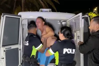 Man wordt gearresteerd, maar draait door als hij ziet dat zijn vrouw zijn telefoon heeft
