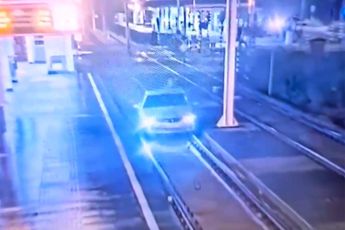 Ondertussen in Rotterdam: Dronken vrouw rijdt met auto 500 meter het metrospoor op