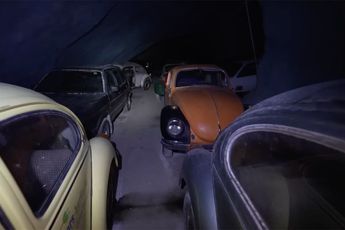 Oude Volkswagen auto's gevonden in een verlaten mijn in een berg in Zwitserland