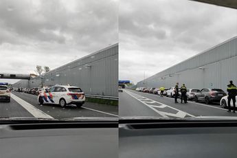Politie zet alle auto's van bruiloftsstoet aan de kant op vluchtstrook van A4