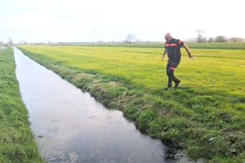 Slootje springen gaat brandweerman niet zo goed af