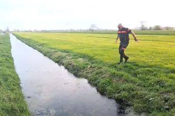 Slootje springen gaat brandweerman niet zo goed af
