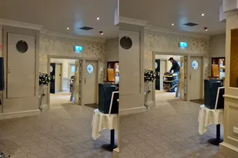 Twee chauffeurs gaan trouwen en hebben een entree met 'vrachtwagens' in stijl