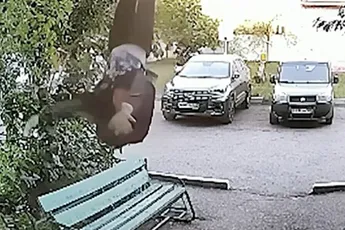 Zatte gaat per ongeluk basejumpen, test gelijk voormalig Sovjet bankje