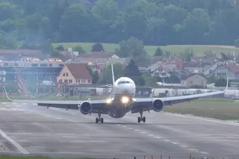 Toch wel opvallende touch-and-go and landing van Boeing 767 op de luchthaven van Zürich