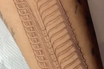 En nu is de vraag of er een diepere betekenis achter deze tatoeage zit…