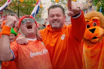 Frans Duijts en Immer Hansi zingen uit volle borst Kampioenen!