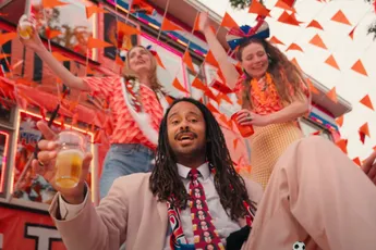 Gullie zingt uit volle borst: Oranje, ik hou van je