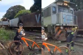 Fiets Miep wordt geraakt door trein tijdens het maken van selfie