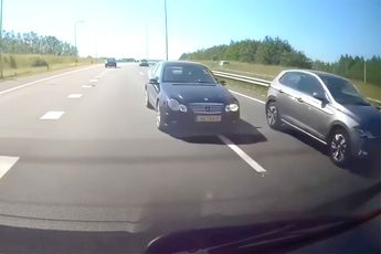 Automobilist in Mercedes denkt rechts in te kunnen halen, maar eindigt als brokkenpiloot