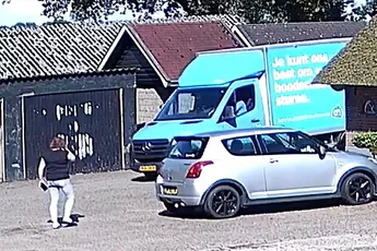 Bezorger van Appie rijdt in Lunteren een schuurtje kapot