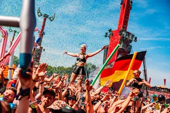 Naar links en naar rechts met een helikopter op Defqon.1 2024