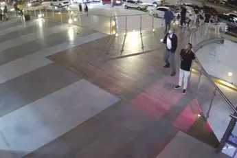 Glazen balustrade van club in Mexico gaat kapot en feestgangers vallen 12 meter naar beneden
