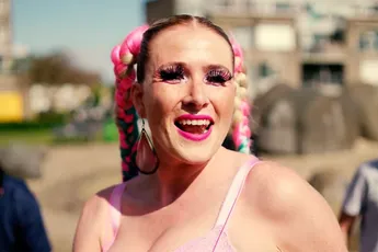 IrisQueen brengt 'Online' uit en zal binnenkort 'offline' aangeklaagd worden door K3