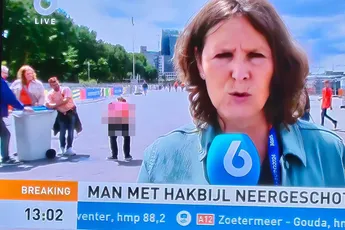 LOL! Supporter laat achterwerk zien tijdens verslag over neerschieten man met bijl