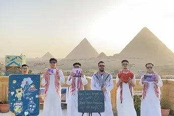 Mensen in Egypte hebben boodschap voor Ali B: "Van 2 vingers in de lucht, naar 2 armen op de rug"