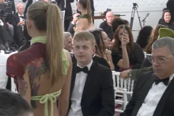 Modeshow met alleen maar vrouwen in geboortekostuum tijdens Isis Fashion Awards