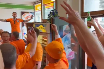 Noodweer in Leipzig, dus Oranje-fans maken pitstop in een supermarkt