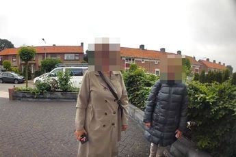 Twee vrouwen besluiten toch om hun boodschap niet in de brievenbus achter te laten