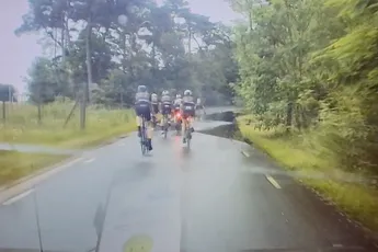 Wielrenners een nat pak laten halen blijft een leuke hobby voor velen