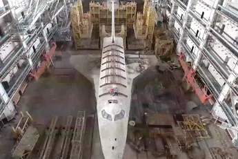 Urban Explorer die Space Shuttles wilde bezoeken komt om van de dorst in woestijn van Kazachstan