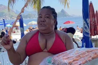 Braziliaanse strandverkoopster klinkt als de mug in je slaapkamer