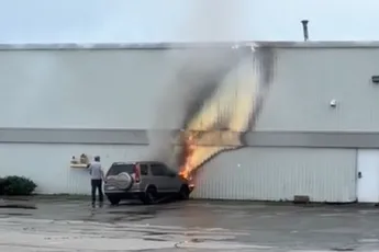 Elektrische auto of vlammenwerper? Zegt u het maar!