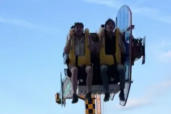 Het “vermaak” voor je raam tijdens kermis van Tilburg eens uit een andere hoek bekijken