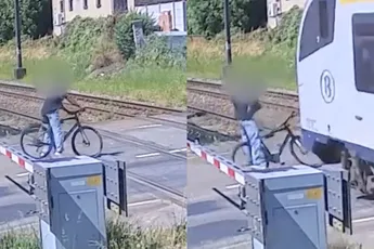 Fietser negeert gesloten overweg in Belgische Waver en kruipt door het oog van de naald