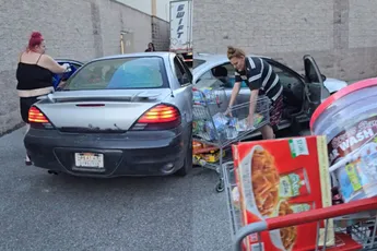 Aso wijffies stelen winkelwagens vol uit Costco en personeel kan alleen maar toekijken