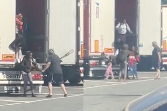 Vrachtwagenchauffeur in Italiaanse kustplaats slaat illegale immigranten uit zijn trailer