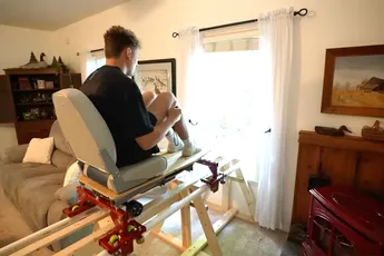 Als je geen vrouw in je leven hebt: Man bouwt achtbaan door zijn huis