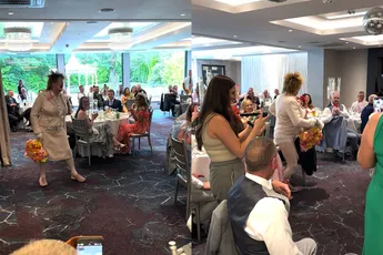 Je zou alleen al trouwen zodat Cheri langs kan komen als Weddingcrasher