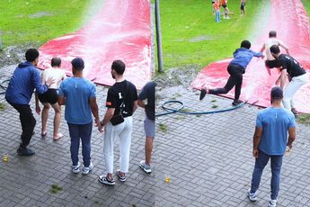 Oranje-fan gaat van Slip and Slide in Dortmund