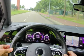 Straatracer Mister Muis 911 laat zien dat je makkelijk met 143 km/u door Roosendaal kunt rijden