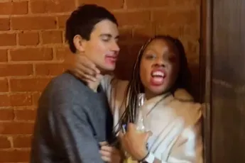 Gewillige dame laat zien welke knul deze avond van haar is