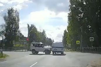 Politiebusje kreeg geen voorrang en agent ging daardoor door het voorraam