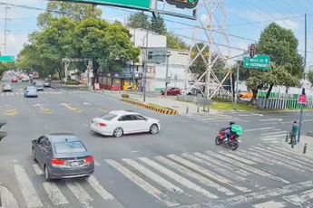 Vliegende motorrijder nadat chauffeur zijn eigen verkeersregels had bedacht in Mexico-Stad