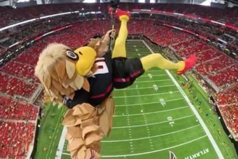 Mascotte Freddie Falcon weet publiek te vermaken en behaalt een record