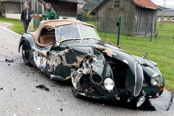 Dame was met haar telefoon aan het rommelen en ramde vervolgens een zeer kostbare Jaguar XK120