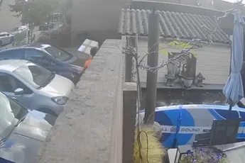 Bezorger bezorgt ook als je niet thuis bent: "Uw pakketje ligt in de vijver"