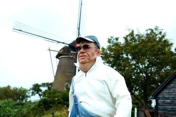 Boer Harm kijkt even geen brommers, maar laat weten dat hij koeien heeft