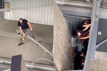 Gezelligheid in De Kuip: NAC-fans vallen horecamedewerkers Feyenoord aan