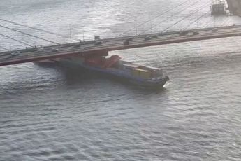 Man man man, schip ramt weer de Rotterdamse Willemsbrug, containers gaan zwemmen