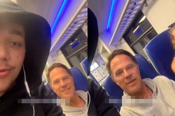 Mark Rutte tweedeklas in de trein gespot