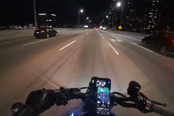 Automobilist tikt een man op een motor aan op de San Francisco Bay Bridge