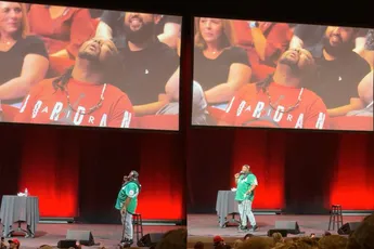 Comedyshow niet geslaagd: kerel valt in slaap tijdens de show